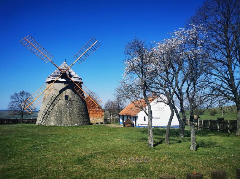 Отель Penzion U Kostela Kuzelov Экстерьер фото